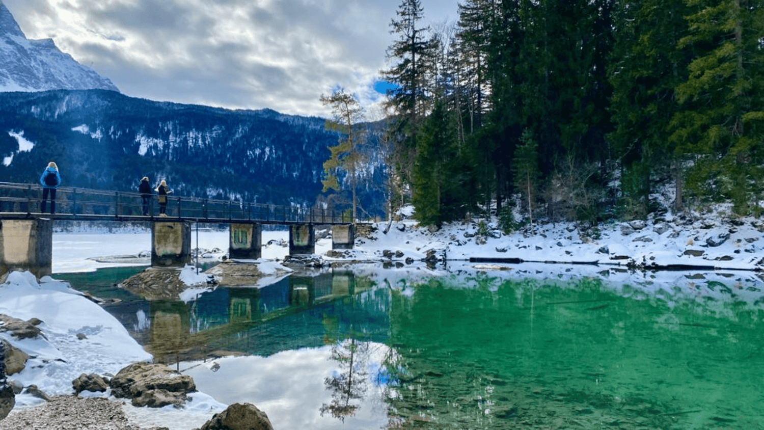 Wunderschöner Eibsee mit Bergen im Hintergrund im Winter